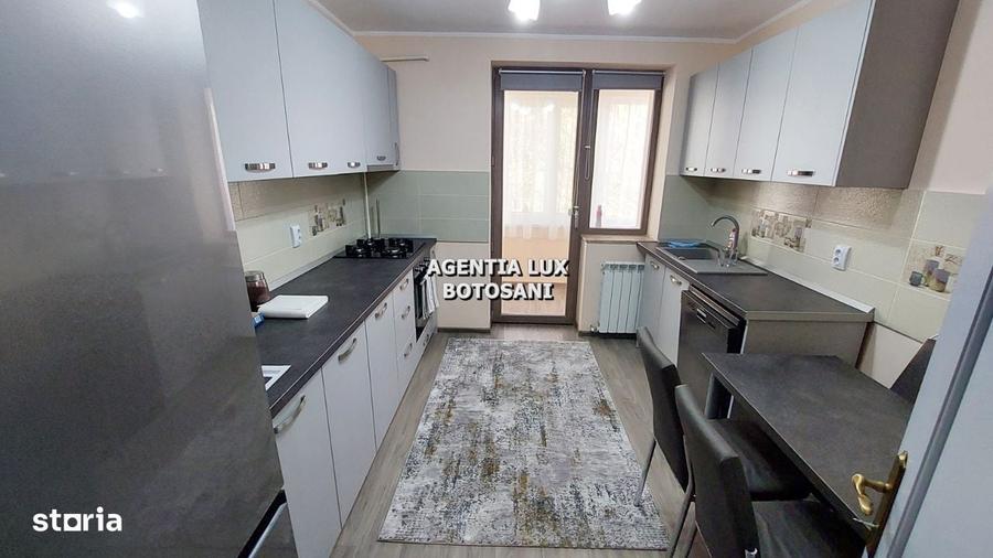 Apartament cu 3 camere decomandat în Central