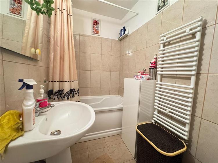 Apartament cu 3 camere decomandat, mobilat în Vasile Aaron