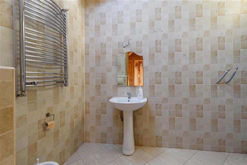 Casă individuală cu 5 camere cu Canalizare în Central