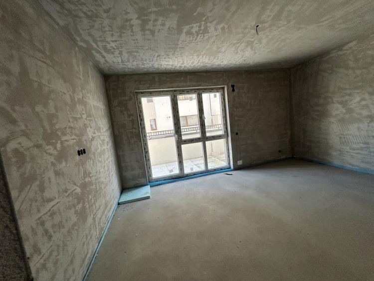 Apartament cu 4 camere semidecomandat în Florești