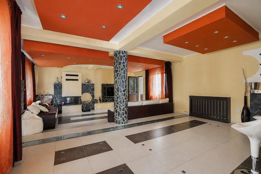 Casă individuală cu 7 camere cu Canalizare în Cioplea