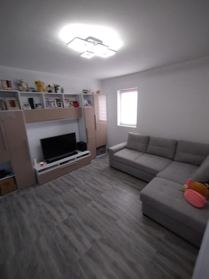 Apartament cu 2 camere decomandat în Roșu