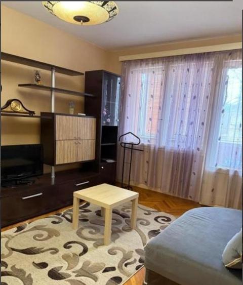 Apartament cu 3 camere semidecomandat, mobilat în Pajura