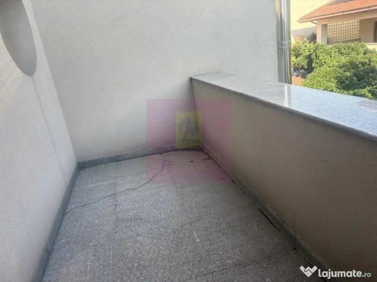 Casă cu 10 camere cu Teren 446 Mp în Drumul Sării
