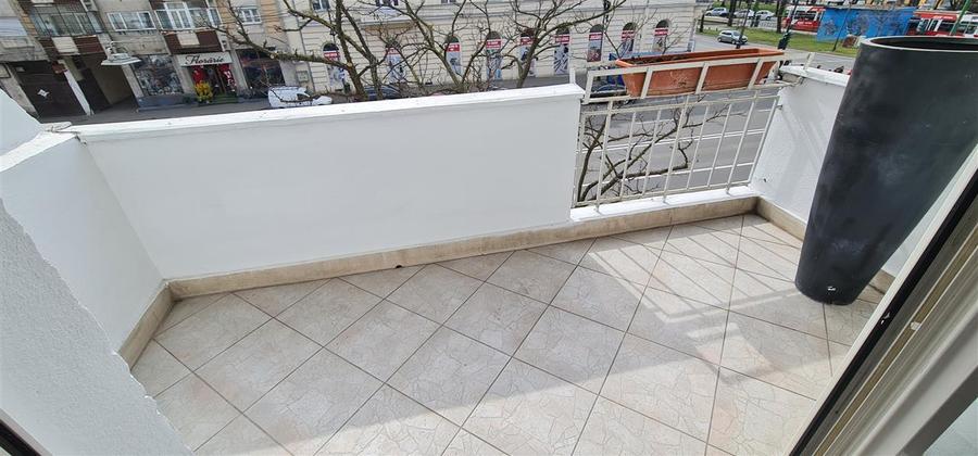 Ap. 2 camere, Bulevardul Revolutiei-Ziridava,  cu balcon mare - 1