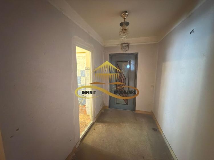 De vanzare apartament 3 camere Roman Neamt - 3