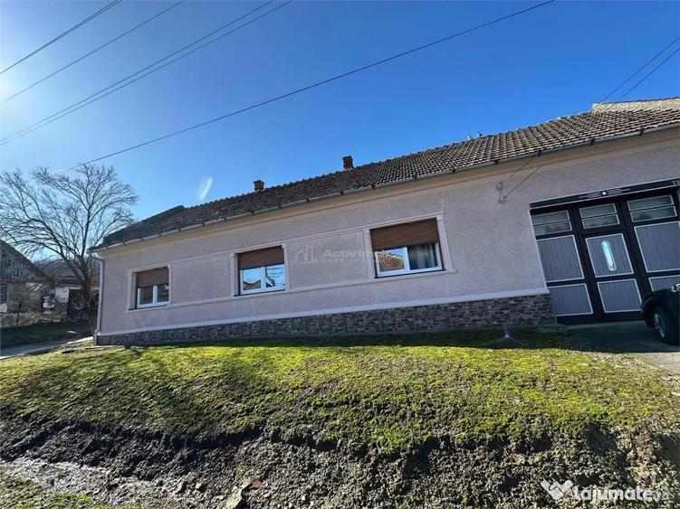 Casa Solida, pentru Familie extinsa, cu Gradina si Teren, D - 9