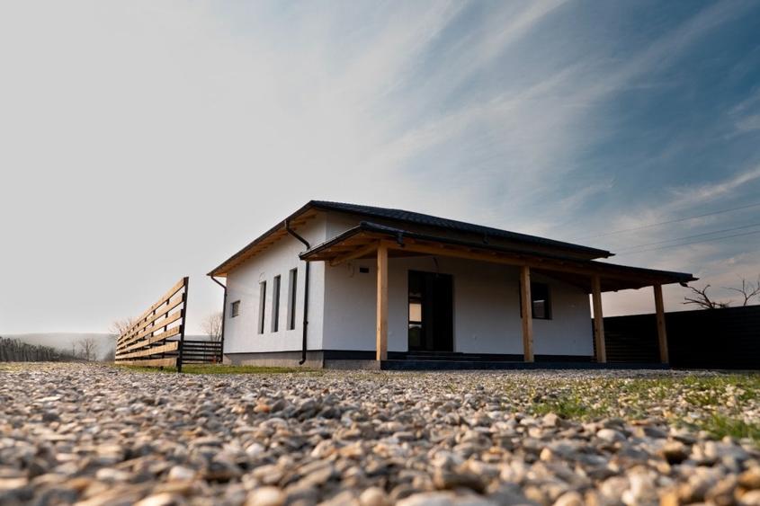 Casa noua, Piscani-Negreni, teren 550mp, finisaje moderne - 2