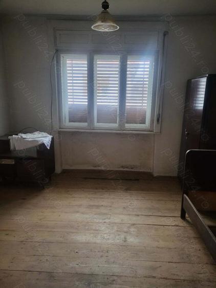 Vand casa cu curte cu gradina, situata central. - 6