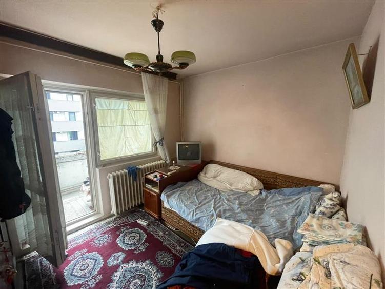 Apartament cu 2 camere decomandat în Văcăresti