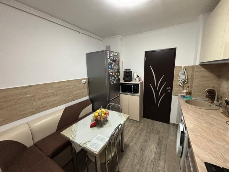 Apartament cu 3 camere decomandat, mobilat în Berceni