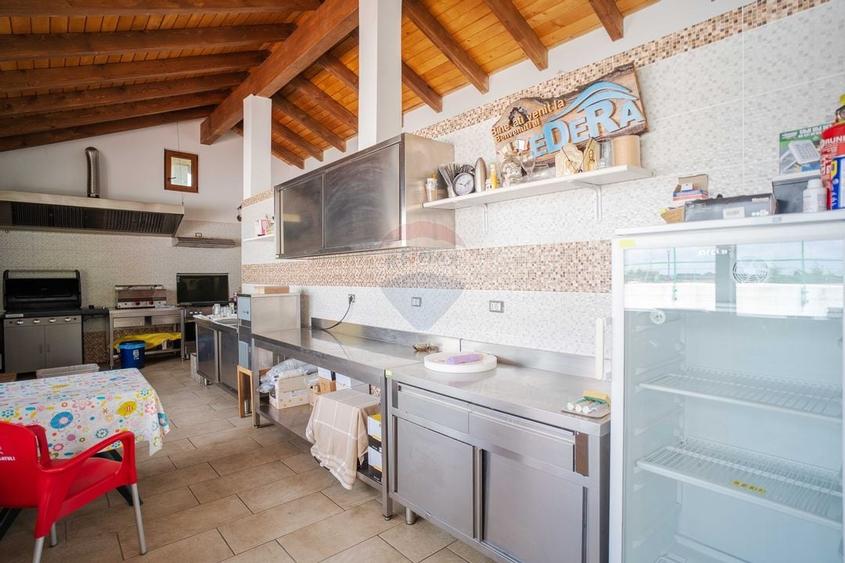 Complex cu Piscină/Cazare de Vânzare, 10.777mp Teren - DN24, Vaslui - 11