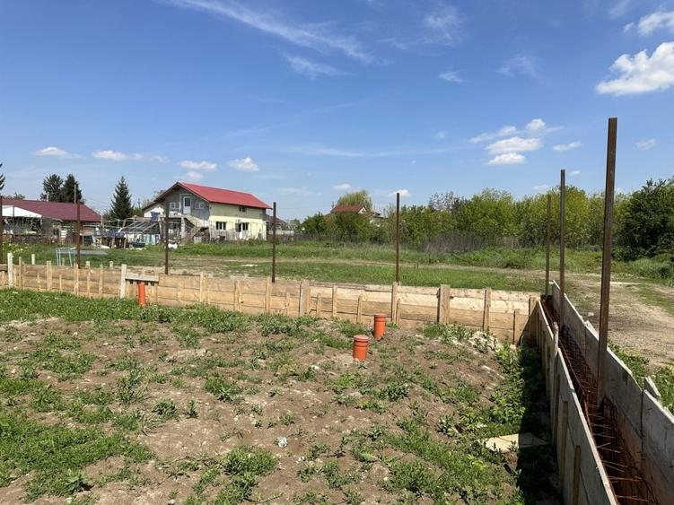 Teren intravilan in Crevedia, 3 loturi 650mp, 27000euro/lot, deschidere 20m - 5