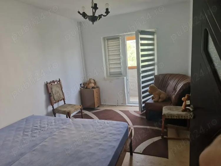 Apartament cu 3 camere semidecomandat în Roșiori de Vede