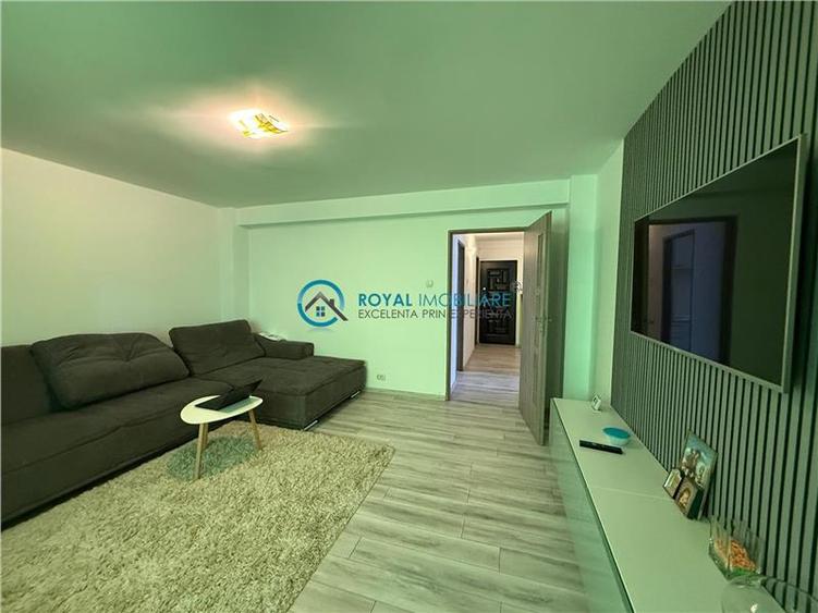 Royal Imobiliare - Apartament 3 camere zona 9 Mai - 2