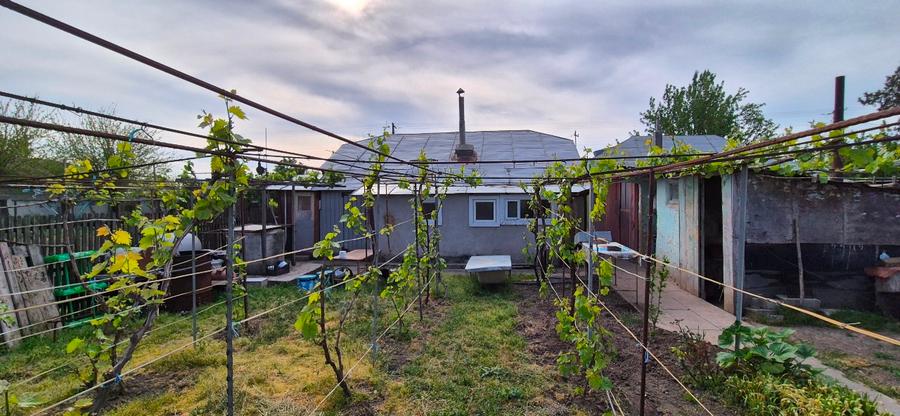 Vând 2 corpuri casa si teren 2000 mp - 2