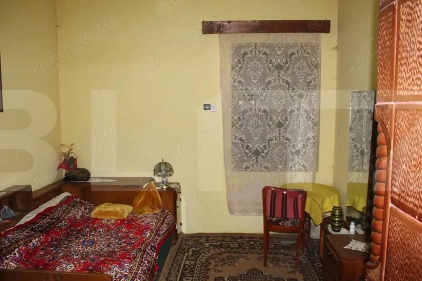 Casa tradi?ionala cu curte generoasa, in centrul localita?ii Valcele - 7