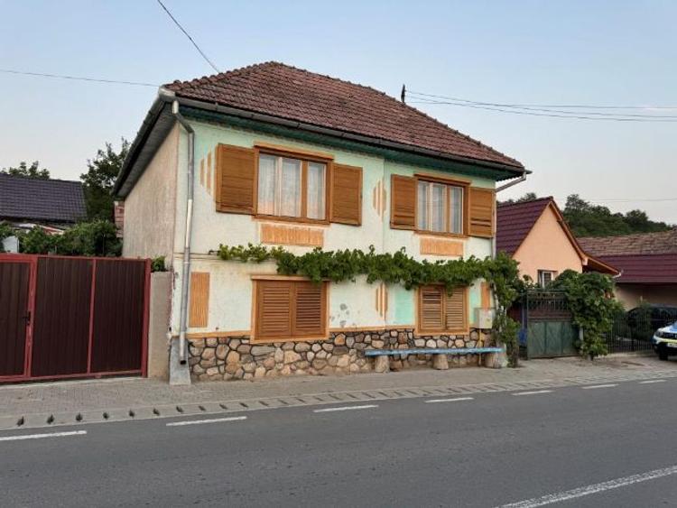 Vand casa parter+ etaj in Pauca la soseaua principala! - 1