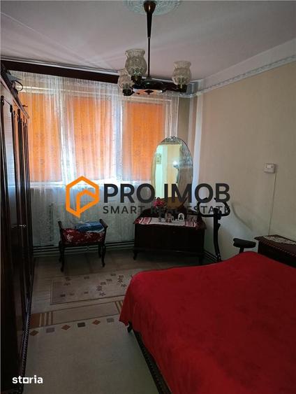 Apartament cu 3 camere decomandat în Micro 5