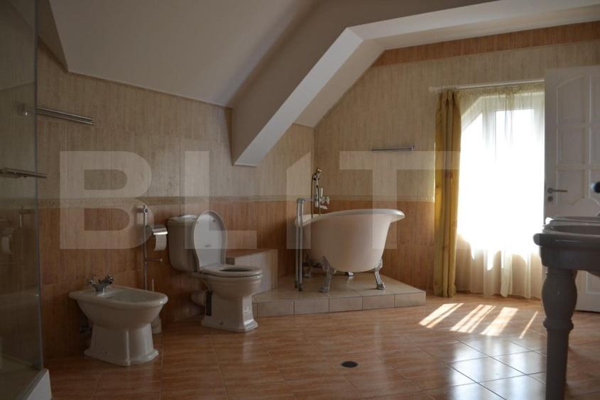 Casă individuală cu 6 camere cu Canalizare în Dumbrăvița