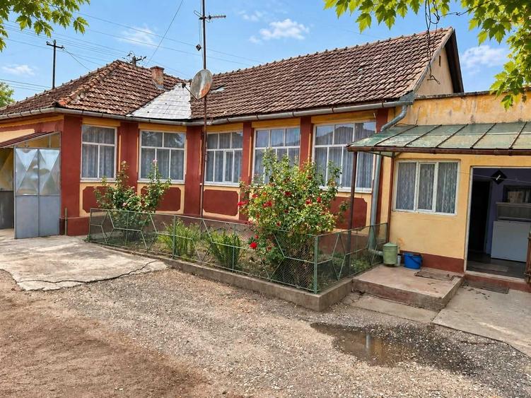 Casă cu 4 camere în Felnac