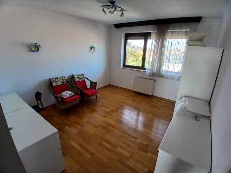 Apartament cu 4 camere decomandat în Est