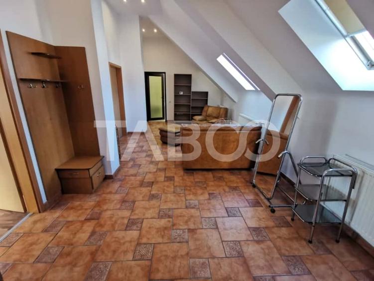 Apartament cu 3 camere semidecomandat, mobilat în Central