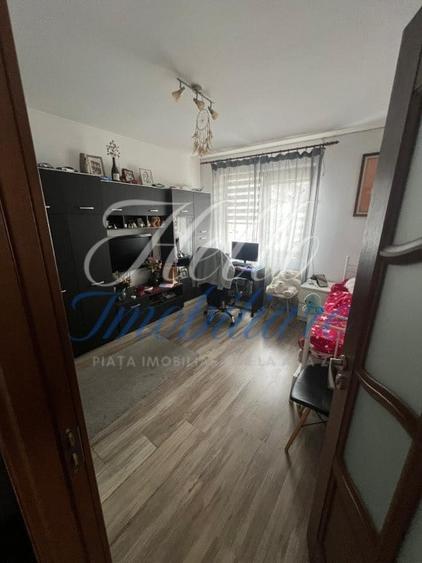 Apartament cu 3 camere semidecomandat, mobilat în Florești