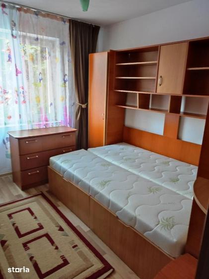 Apartament cu 3 camere semidecomandat în Rahova