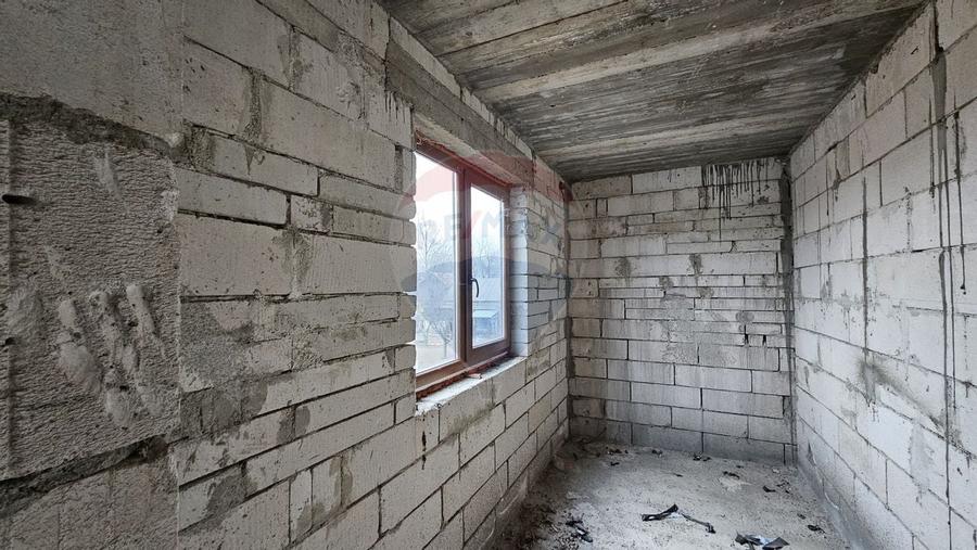 Casă / Vilă cu 12 camere, teren intravilan de 2869mp în Siminicea, SV - 24