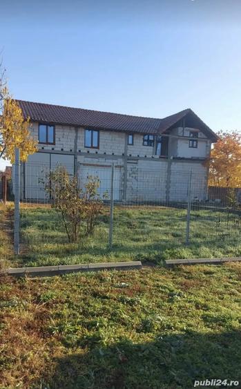 Vand casa la rosu cu utilitati, in Caciulesti comuna Girov la strada principala (Caciulesti > Dobren - 5