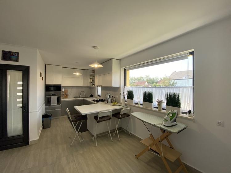 Casa individuala mobilata elegant, 4 camere, 2 bai, gradina Cristian SB - 4