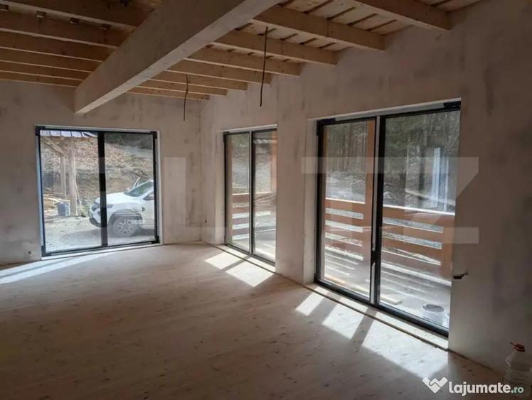 Casă cu 7 camere cu Teren 1170 Mp în Colibița