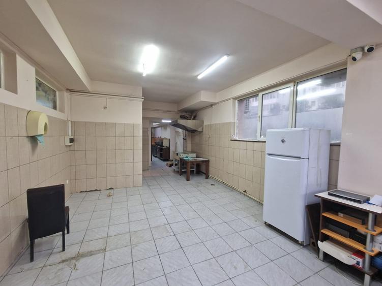 Spatiu comercial - 80 mp - Vasile Aaron - intrare din strada - 2 bai - 1