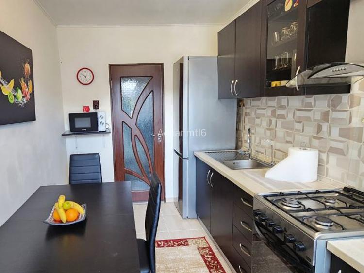 Apartament de vanzare cu 4 camere , renovat