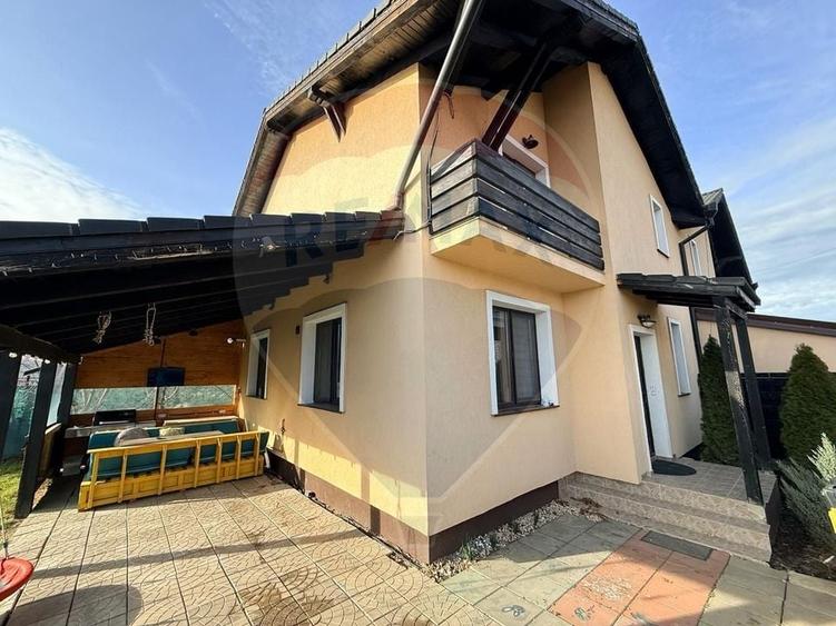 Casă cu 4 camere cu Teren 290 Mp în Sânpetru