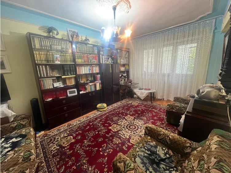 Apartament trei camere - Zona Școala nr. 10 - etajul 2 - 2