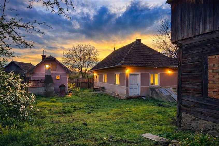 Casa rustica, cu teren roditor de peste 1.000mp, Sanzaieni, Covasna - 1