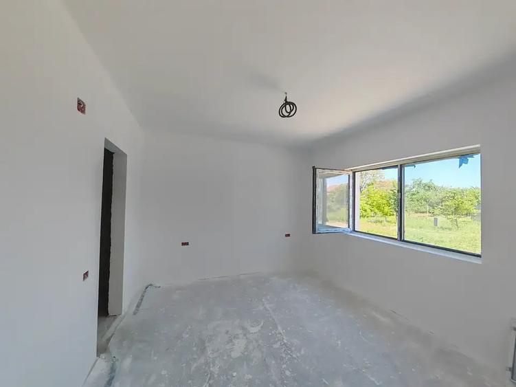 Casă cu 4 camere cu Teren 400 Mp în Crevedia