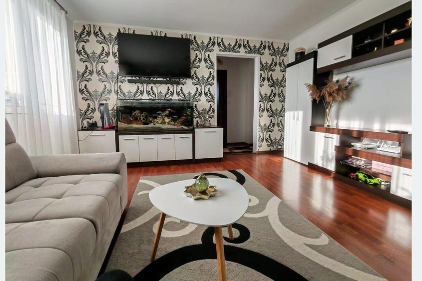 Apartament cu 3 camere semidecomandat în Sud