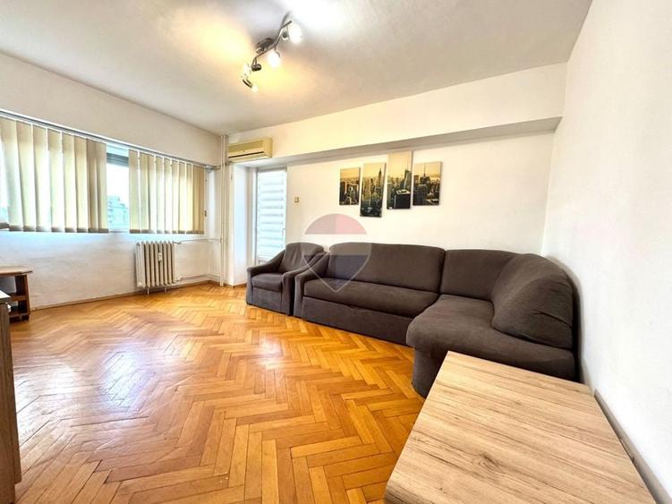 Apartament cu 4 camere decomandat, mobilat în Central