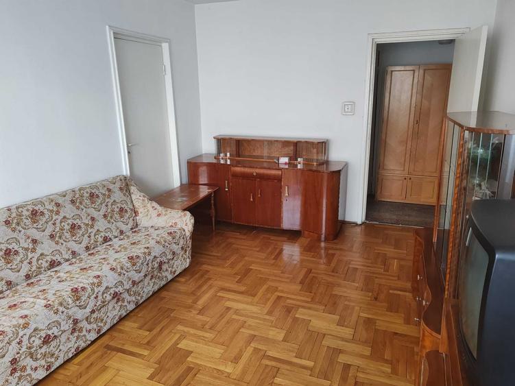 Apartament cu 3 camere decomandat în Astra