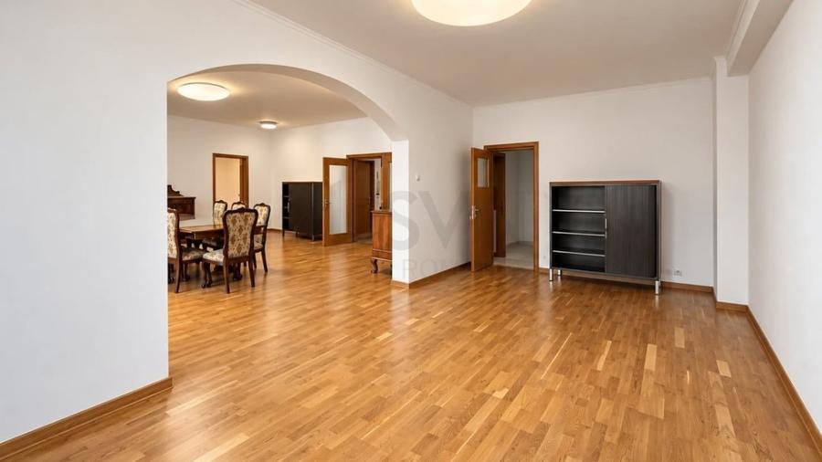 Apartament cu 8 camere decomandat în Kiseleff