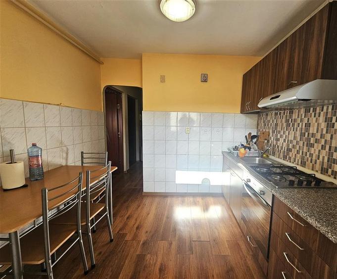 Apartament cu 3 camere decomandat, mobilat în Tomești