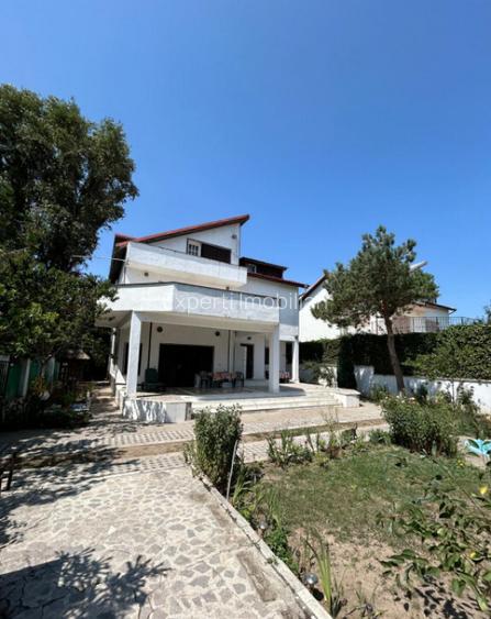 Povestea unei case la doar 200 m de valuri, cu piscina ?i