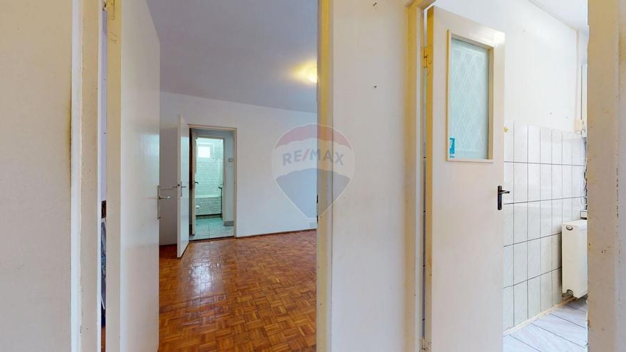 De vânzare: 2 camere, baie cu geam, etaj 2 - 4