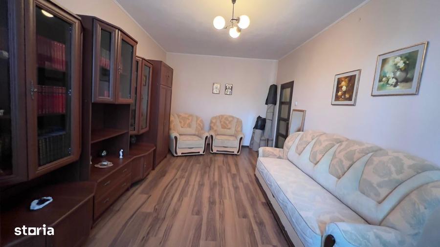 Apartament cu 3 camere decomandat în Petros