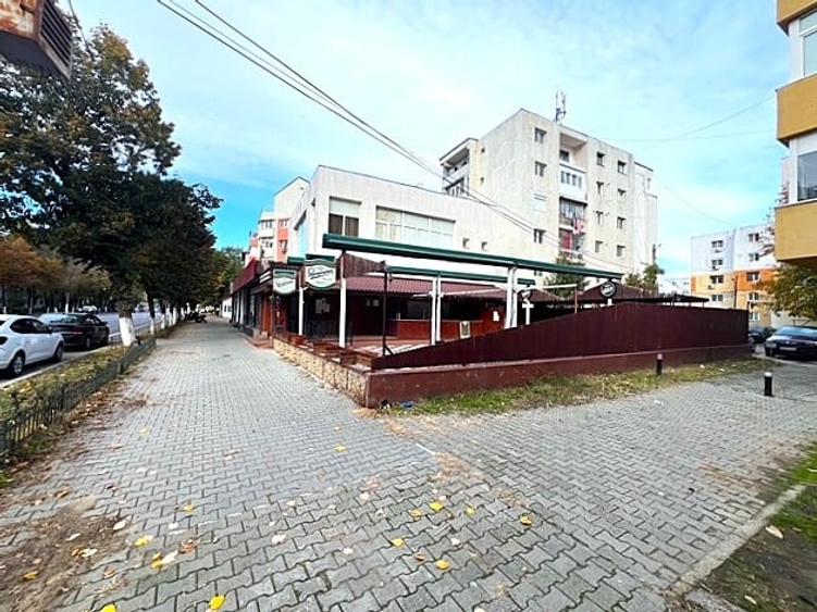 VANZARE CLADIRE CU RESTAURANT UTILAT COMPLET PLUS SPATIU COMERCIAL - 1