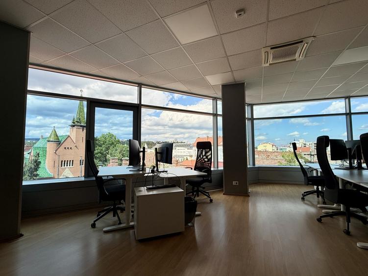Spațiu comercial, de 933.39001464844 mp, în Central