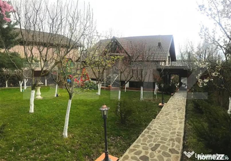 Casă cu 8 camere cu Teren 774 Mp în Central
